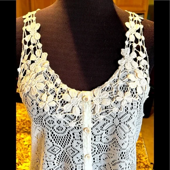 Kimchi Blue Ivory Lacy Flowers Crochet Tank Top NWT Size Small - Picture 2 of 13